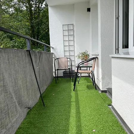Zielono Za Oknem Z Duzym Balkonem
